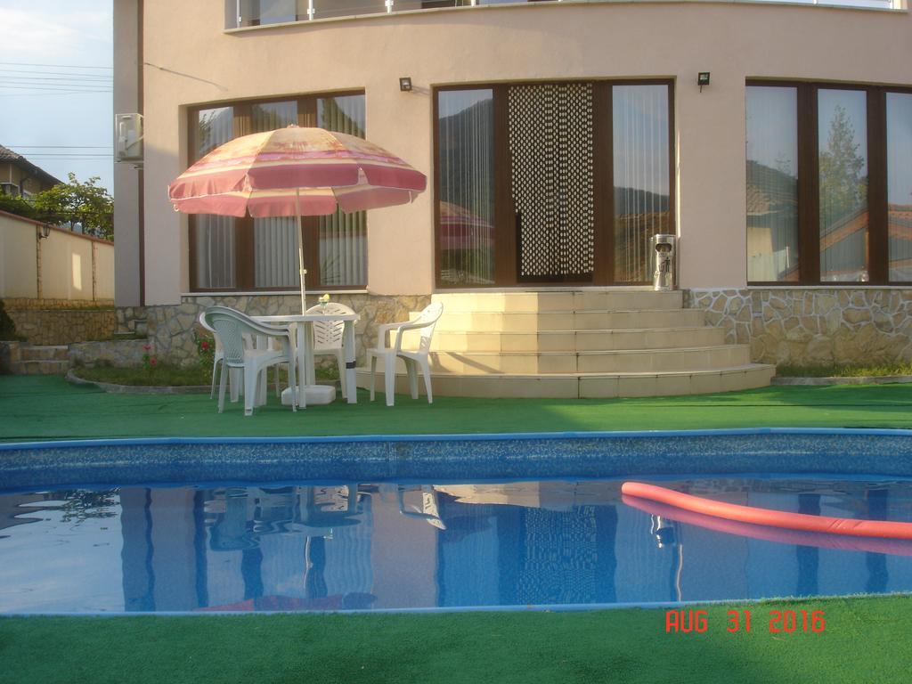 Guest House Camellia Berkovica Esterno foto